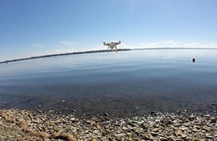 城會玩！加拿大男子成功用無人機釣到魚