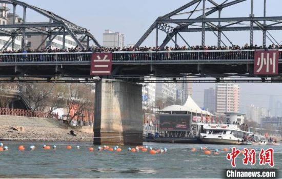 圖為活動(dòng)現(xiàn)場(chǎng)冬泳愛(ài)好者表演“漂游”?！钇G敏 攝