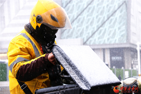 2020年第一場雪巧遇“小寒” 蘭州人請收下?。ńM圖）