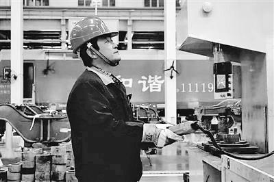 蘭州：寒夜黃河邊，他一把拉出落水大學生