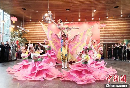 圖為雜技演員通過精湛的技藝贏得了滿堂喝彩。　甘肅省文化和旅游廳網(wǎng)站 攝