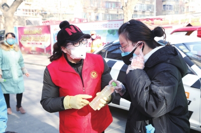 用點(diǎn)滴善舉筑就強(qiáng)大正能量 蘭州市各級(jí)道德模范、蘭州好人齊心援助抗擊疫情一線