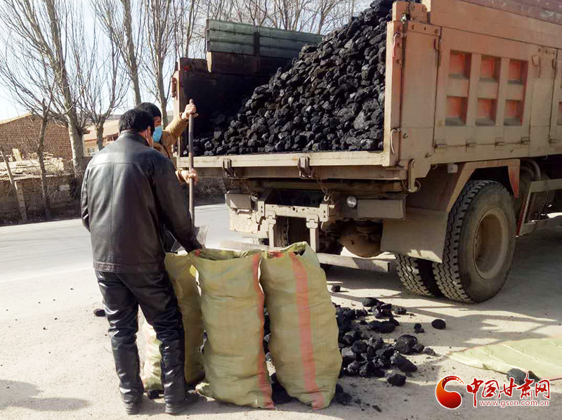 【甘肅全民戰(zhàn)“疫”】雪中送炭！會寧一企業(yè)為基層防控點捐贈10噸愛心煤（圖）