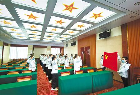 一次難得的黨課——甘肅第二、第三批援鄂醫(yī)療隊預(yù)備黨員宣誓儀式側(cè)記