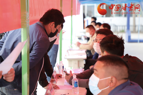 【甘肅省決戰(zhàn)決勝脫貧攻堅】扶貧又扶志！把“就業(yè)大禮包”送到貧困戶家門口（圖）