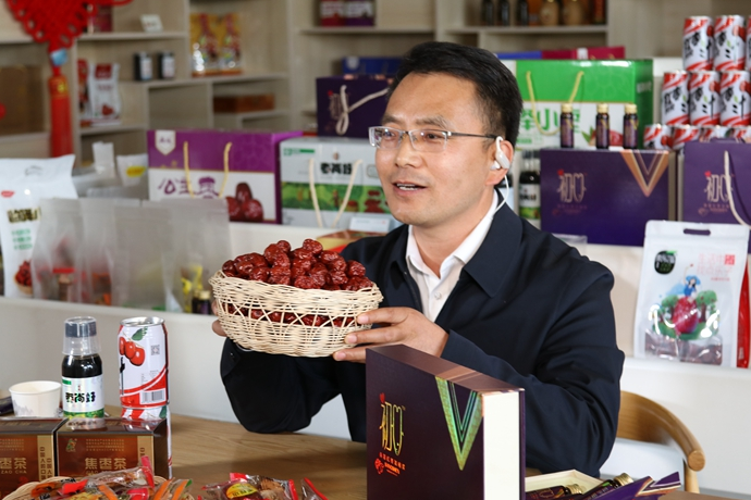 “縣長直播天團(tuán)”唱響“甘貨春之聲”，售出近30種甘貨1萬余件 開進(jìn)直播間的網(wǎng)絡(luò)扶貧博覽會(huì)，受百萬網(wǎng)友點(diǎn)贊 