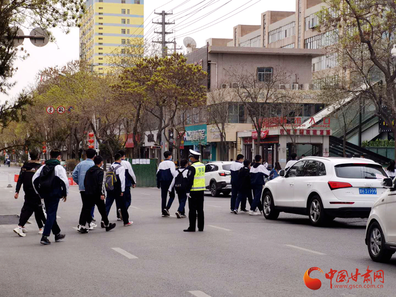 保駕護(hù)航！涼州公安交警“護(hù)學(xué)崗” 撐起“平安傘”