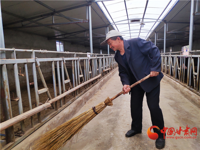 【甘肅省決戰(zhàn)決勝脫貧攻堅(jiān)】脫貧戶李明堂：脫貧也光榮 幸?？侩p手