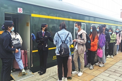 點(diǎn)對點(diǎn)復(fù)學(xué)專列從隴南開出