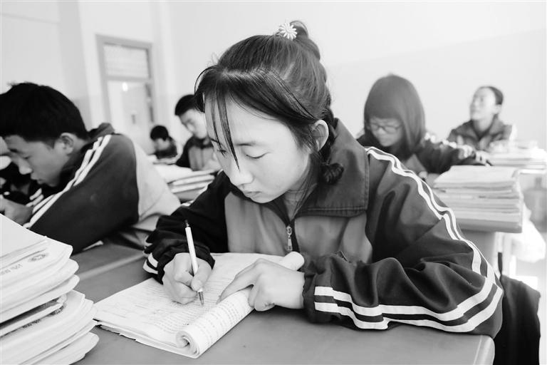 慶陽(yáng)環(huán)縣這名小姑娘，柔弱肩膀撐起一個(gè)大家庭