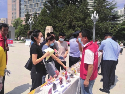 傳授歸類(lèi)要點(diǎn)和常識(shí)——蘭州市西固區(qū)多部門(mén)聯(lián)動(dòng)進(jìn)行垃圾分類(lèi)宣傳