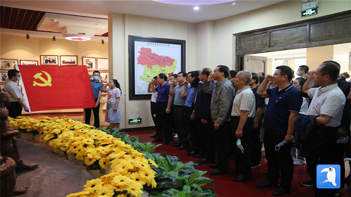6月30日上午，慶陽市紀委監(jiān)委機關黨委組織全體黨員干部赴市博物館開展“迎七一·紀念建黨99周年”主題黨日活動。拍攝：葛歡_副本.jpg