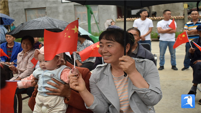 隴南市紀委監(jiān)委黨員干部與宕昌縣官亭鎮(zhèn)杜家村群眾一起慶祝黨的生日。_副本.jpg