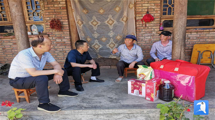 在建黨99周年來臨之際，隴南市禮縣紀委監(jiān)委在中壩鎮(zhèn)、三峪鄉(xiāng)開展“七一”慰問老黨員、困難黨員活動，為他們送去組織的關懷和節(jié)日的問候。_副本.jpg