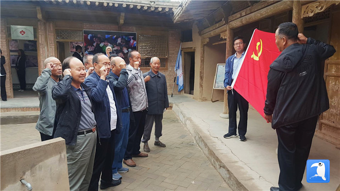 7月1日，臨夏州紀委監(jiān)委機關黨總支組織退休黨支部部分黨員前往東鄉(xiāng)縣布楞溝村史館，開展主題黨日活動。_副本.jpg