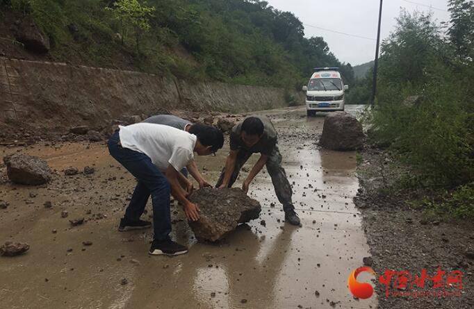 康縣長壩鎮(zhèn)：鏟車、120合力“逆行”救援群眾  