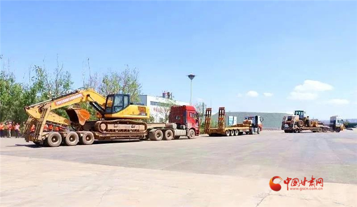 甘肅省公路系統(tǒng)派出多支搶險隊(duì)馳援隴南  