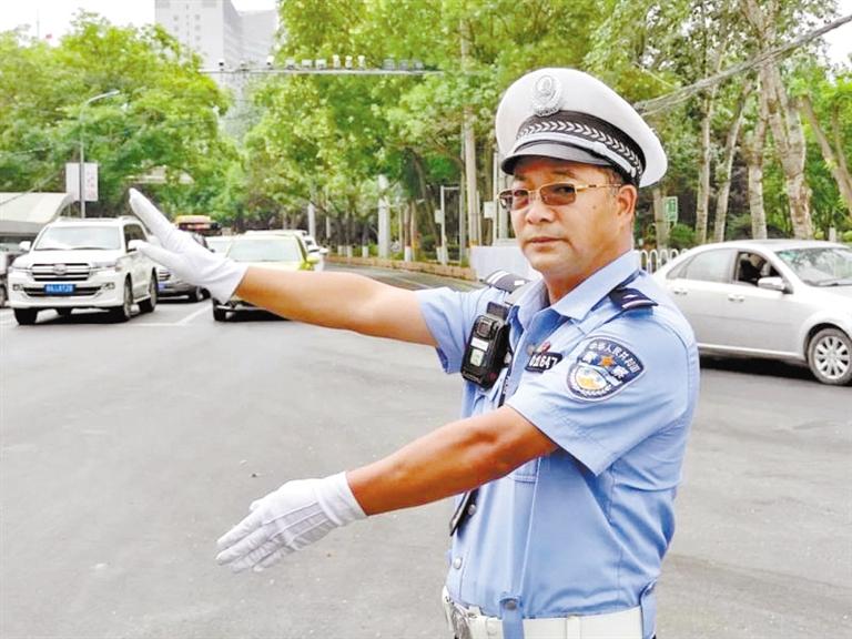 蘭州城關(guān)區(qū)交警大隊一線老交警馬驍：俯首甘為“老黃?！?>
        </a><em>蘭州城關(guān)區(qū)交警大隊一線老交警馬驍：俯首甘為“老黃?！?/em></li>
    <li><a  target=