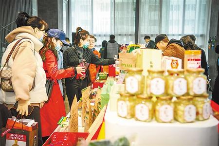 今天，在這里聽(tīng)榆中的脫貧故事 ——榆中縣“脫貧攻堅(jiān)宣傳周”發(fā)布活動(dòng)暨脫貧攻堅(jiān)主題成就展啟動(dòng)側(cè)記