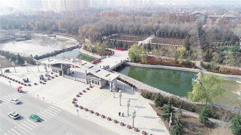 　初冬時(shí)節(jié)，臨夏市東郊公園里,楓樹(shù)、松柏、云杉等樹(shù)木色彩斑斕