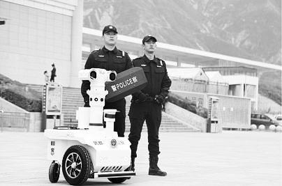 新奇！5G巡邏機(jī)器人亮相隴南武都街頭