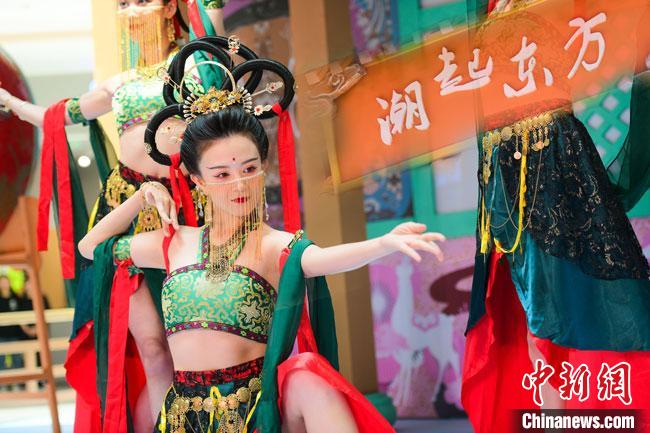 圖為今年9月5日，在重慶亮相的敦煌博物館“潮起東方”主題活動現(xiàn)場。敦煌博物館供圖