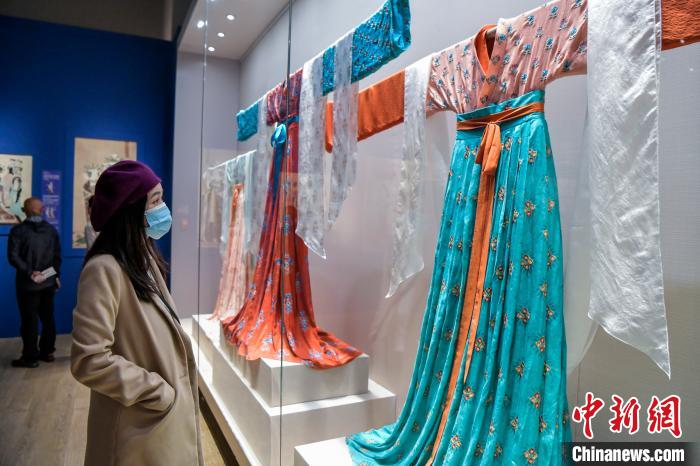 觀眾在參觀唐代服飾?！●樤骑w 攝