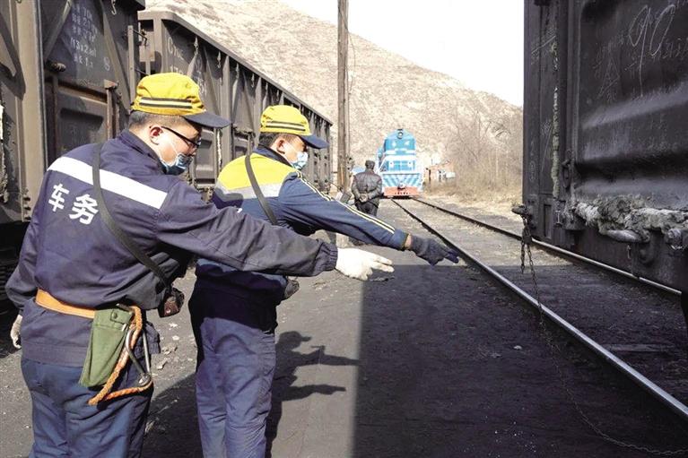 【新春走基層】66年歷史的“慢火車(chē)”給蘭州送來(lái)光和熱 師徒堅(jiān)守專(zhuān)運(yùn)線(xiàn)點(diǎn)亮萬(wàn)家幸福年