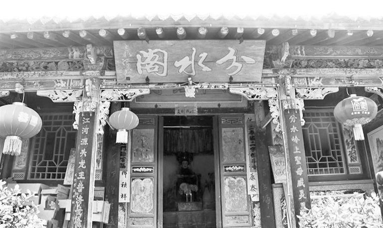 秦嶺鎮(zhèn)分水閣，一屋檐水分江河 這里可看水系奇觀，可賞連翹花海