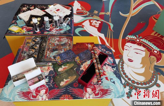 60余類敦煌主題的文創(chuàng)產(chǎn)品讓人愛不釋手?！《∷?攝