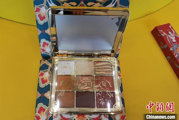 圖為取材壁畫色彩的敦煌美妝。　丁思 攝