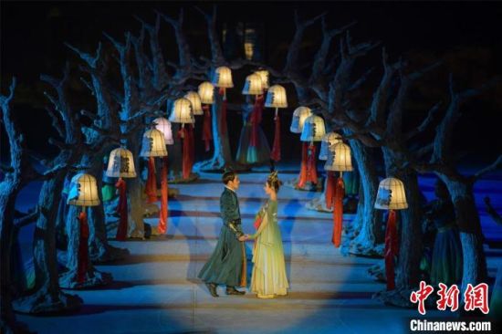 圖為全新升級《敦煌盛典》，新增戰(zhàn)馬、燈籠矩陣，以及最新聲、光、電硬件設施?！⊥醣筱y 攝