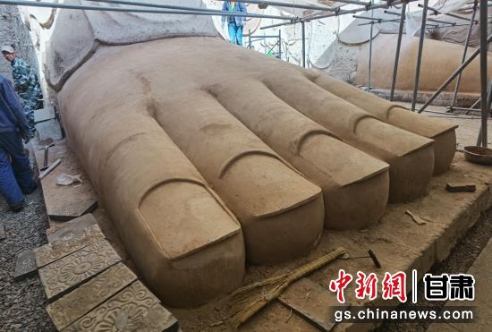 圖為中國(guó)“石窟鼻祖”天梯山石窟第13窟大佛足部與局部危巖體搶救性保護(hù)項(xiàng)目施工現(xiàn)場(chǎng)。陳曉斌 攝