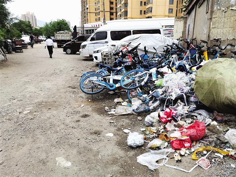 百米土路臟亂差，誰(shuí)來(lái)管？經(jīng)記者協(xié)調(diào)，社區(qū)組織志愿者進(jìn)行了清理