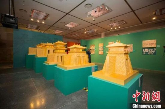 圖為呈現(xiàn)敦煌壁畫中的建筑和園林之美的復(fù)原模型。(資料圖) 敦煌研究院供圖