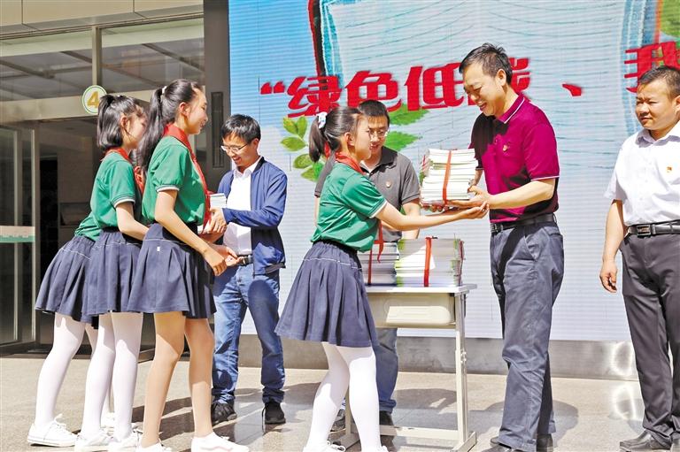 甘肅省生態(tài)環(huán)境廳開展送書進?；顒?>
        </a><em>甘肅省生態(tài)環(huán)境廳開展送書進?；顒?/em></li>
    <li><a  target=