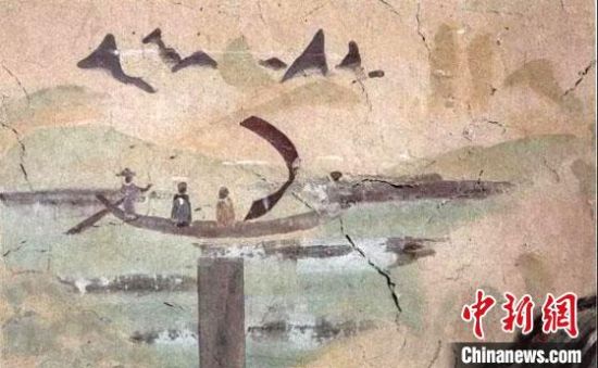 “一人搖櫓晃扁舟，兩人撐篙水上漂。”圖為莫高窟第323窟《搖櫓帆船》（初唐）。　敦煌研究院供圖