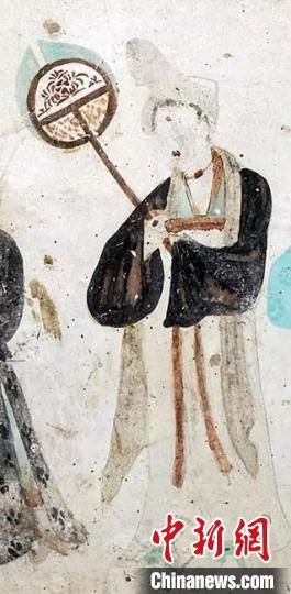 “一把小扇在手，笑對仲夏酷暑?！眻D為莫高窟第468窟《執(zhí)團(tuán)扇女供養(yǎng)人》(中唐)。　敦煌研究院供圖