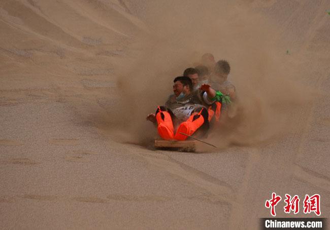 6月13日，敦煌鳴沙山月牙泉景區(qū)舉辦滑沙比賽?！●T豆 攝