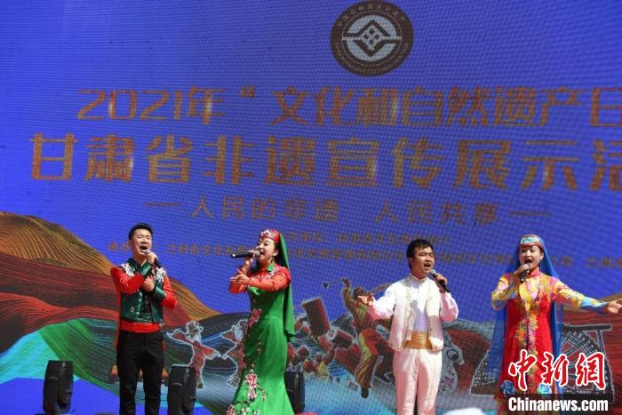 圖為甘肅臨夏回族自治州非遺傳承人演唱花兒?！钇G敏 攝