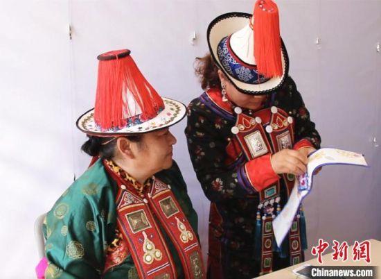 圖為用活態(tài)傳習(xí)的模式促進裕固族非物質(zhì)文化遺產(chǎn)的保護傳承?！∈缝o靜 攝