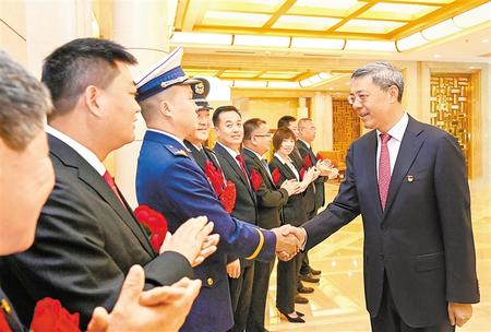 尹弘同甘肅省全國“兩優(yōu)一先”表彰對象和全國優(yōu)秀縣委書記座談時強調(diào) 牢記殷切囑托 創(chuàng)造嶄新業(yè)績 當(dāng)好榜樣標(biāo)桿努力為全面建設(shè)社會主義現(xiàn)代化作出更大貢獻