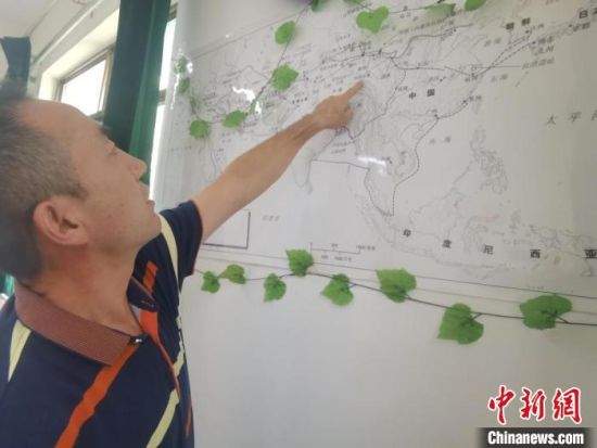 圖為甘肅省社會(huì)科學(xué)院絲綢之路研究所所長(zhǎng)侯宗輝指出《絲綢之路古文明》課題組考察線路。　閆姣 攝