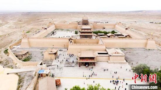 圖為7月中旬，世界文化遺產(chǎn)——嘉峪關(guān)，它是中國明代萬里長城的西端起點?！「哒埂z