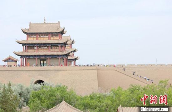 歷經(jīng)數(shù)十載保護修繕的古老關(guān)城得以延年益壽，成為了海內(nèi)外游客“絲路游”的必經(jīng)打卡地。　高展 攝