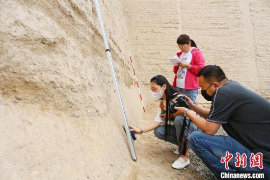 科技保護讓長城價值的真實性和完整性得到有效延續(xù)和傳承。圖為文物工作者正在測量關(guān)城的相關(guān)數(shù)據(jù)?！「哒?攝
