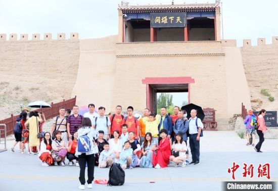 歷經(jīng)數(shù)十載保護修繕的古老關(guān)城得以延年益壽，成為了海內(nèi)外游客“絲路游”的必經(jīng)打卡地?！「哒?攝