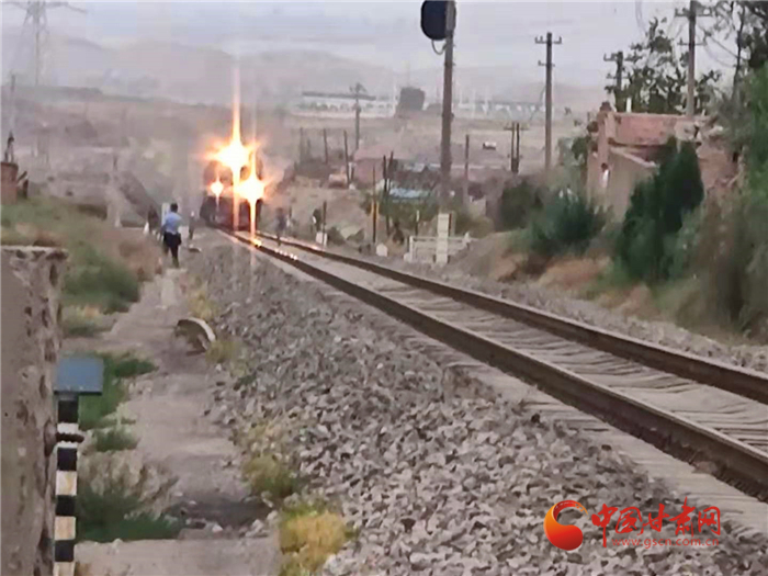 驚險(xiǎn)！火車來臨小男孩鐵路上玩耍 蘭鐵民警飛奔將其救下