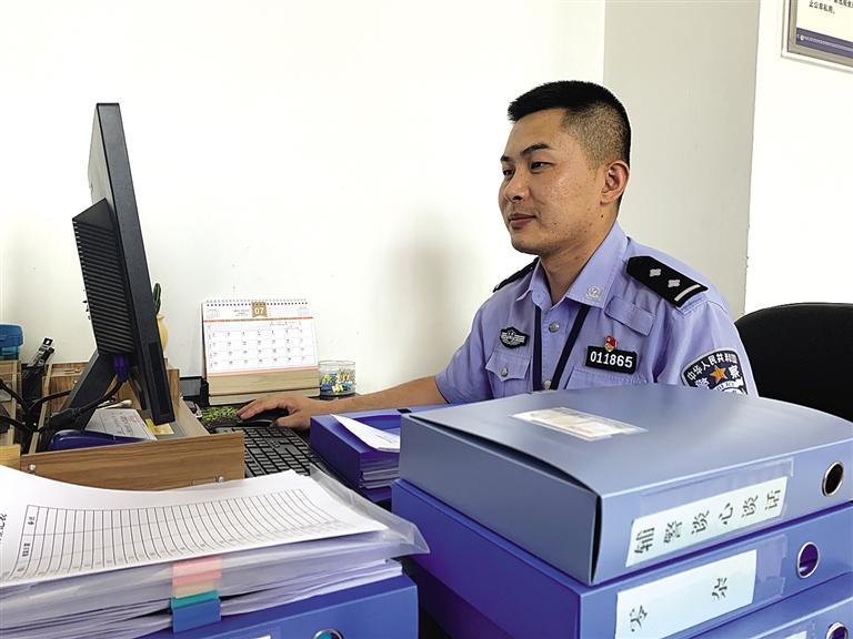 “身為黨員，就應(yīng)該第一個(gè)往前沖”