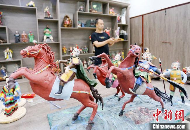 安秋平是成州面塑第五代傳承人，也是當(dāng)?shù)匚ㄒ粓允孛嫠苤谱鞯娜?。　高?攝